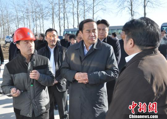 2013年12月28日,保定市长马誉峰在安国市考察,听取项目进展汇报.