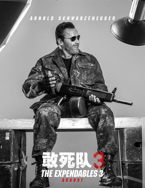 国际在线专稿:近日影片《敢死队3》片方首次公开人物海报,曝光了更多新加盟的一线动作巨星。据悉,除了史泰龙、杰森斯坦森的持续出演外,李连杰也将正式回归,更有梅尔吉布森、哈里森福特等一线大腕的全新加盟,每位都是超具代表性的动作明星,本次影片阵容之庞大,可谓血性方刚重磅来袭。