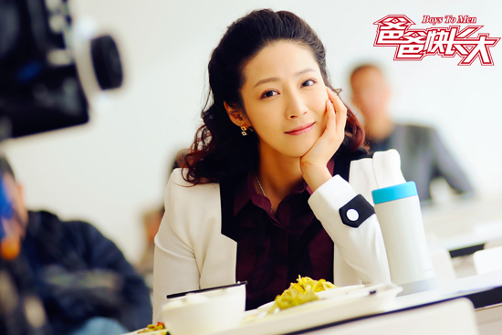 电视剧《爸爸快长大》中,青年演员秦丽饰演"职场辣妈"——"冯晶晶"一