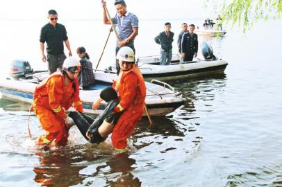 四川西昌:两大学生为救溺水同学被淹死