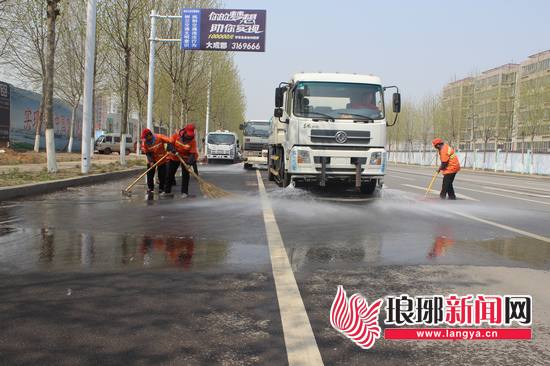 山东临沂城区道路大清洗 51条主干道焕然一新