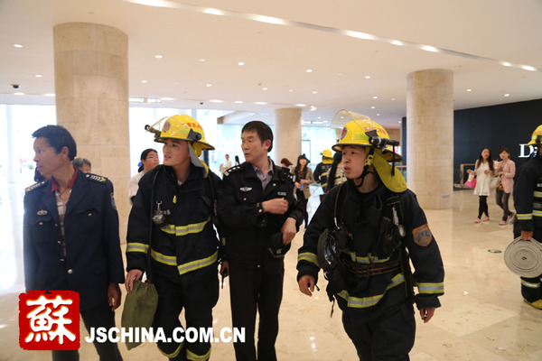 高清组图:南京新街口德基购物广场发生火灾|火