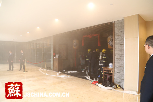 高清组图:南京新街口德基购物广场发生火灾|火