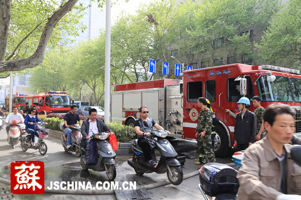 高清组图:南京新街口德基购物广场发生火灾|火