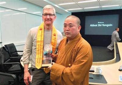 　　释永信向苹果公司总裁蒂姆库克赠送礼物。