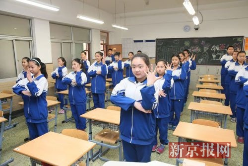 中学教师自创防雾霾室内健身操