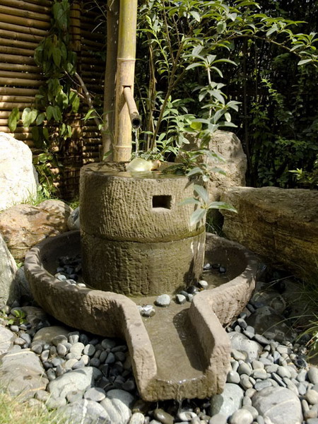 个性:传统花卉,旋转木马、球形器皿、规则的意大利式建筑,古代建筑小品或令人心旷神怡的花园雕塑。哪一个对你更有意义?让人们一看就知道这是你的花园。