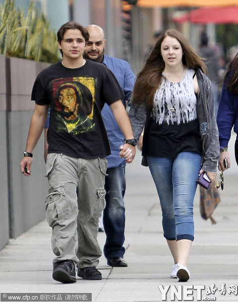 杰克逊长子甩科威特公主 与新女友甜蜜牵手|杰