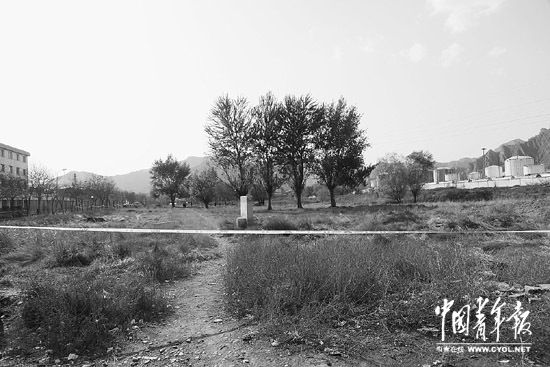 兰州自来水污染事发现场拉起了警戒线。本报记者 张鹏摄