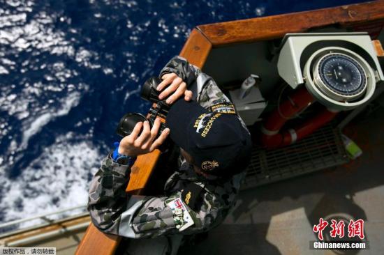 据澳大利亚海军4月11日发布的图片显示，中澳海军海上联合搜寻失联客机。据悉，澳大利亚总理当天表示，澳方执行搜寻失联客机任务的搜救人员已获知黑匣子的大致位置。
