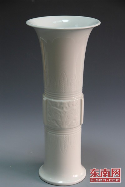 德化窑蕉叶兽面纹花觚