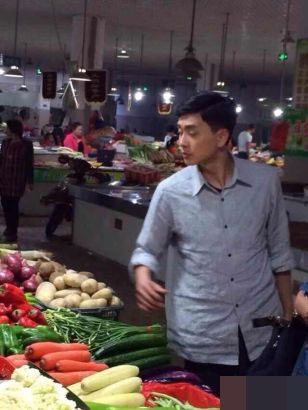 黄宗泽市场买菜衣着朴素 网友:居家好男人