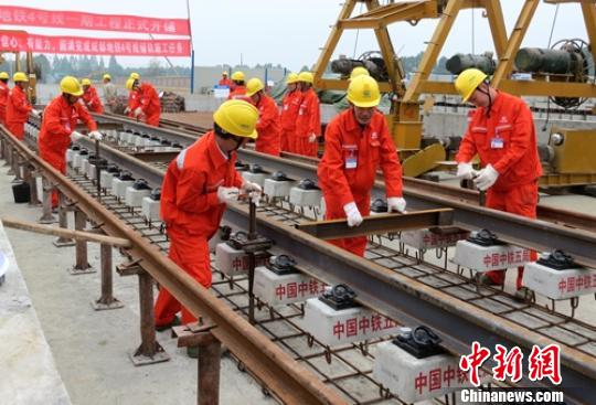 成都地铁4号线一期工程铺轨 明年底试运营|土建