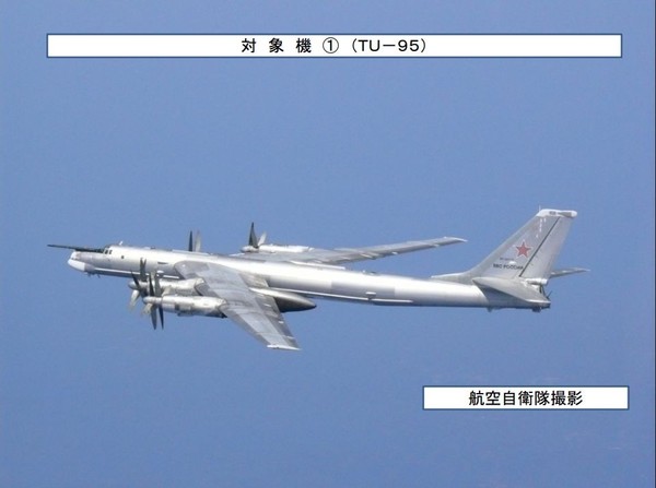 　　日方拍摄到的俄罗斯“图-95”战略轰炸机