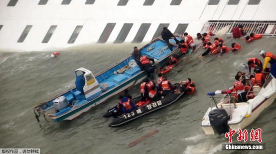 当地时间16日上午8时58分许,一艘载有470余名乘客的"岁月(sewol)号"