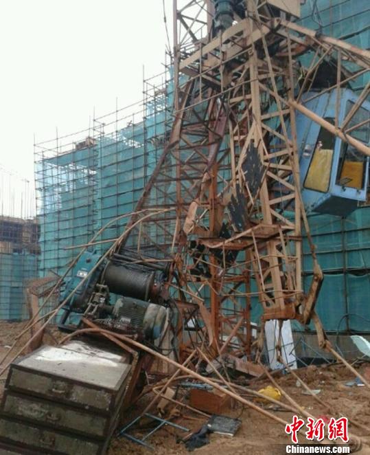 南京高淳雅居乐工地发生塔吊倒塌事故 一名工