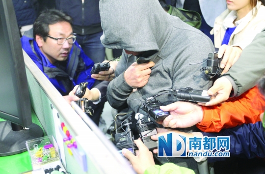 17日，韩国沉没客轮&ldquo;岁月&rdquo;号船长李俊锡(音译)遮脸在木浦海警署接受传唤调查。