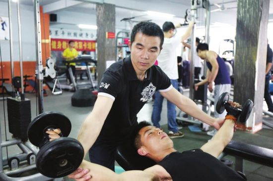 昨天下午，刘国运在会所指导顾客健身。