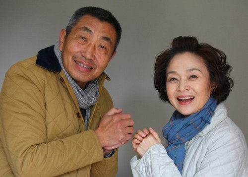 新闻    由张佳宁,黄明,刘莉莉,杜源等主演的爆笑都市生活剧《邻居也