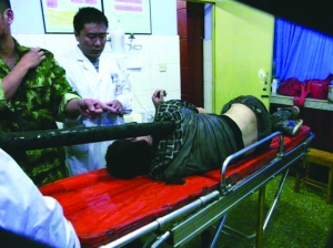 四川一男子5层楼坠地1米灯柱穿胸奇迹生还|医