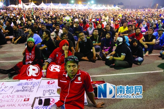 3月21日晚，马来西亚加影体育场，加影补选前的反对派大型集会在这里举行。