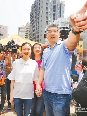 连胜文(右)和妻子蔡依珊至内湖参加爱心义剪,捐发票做公益,还和民众