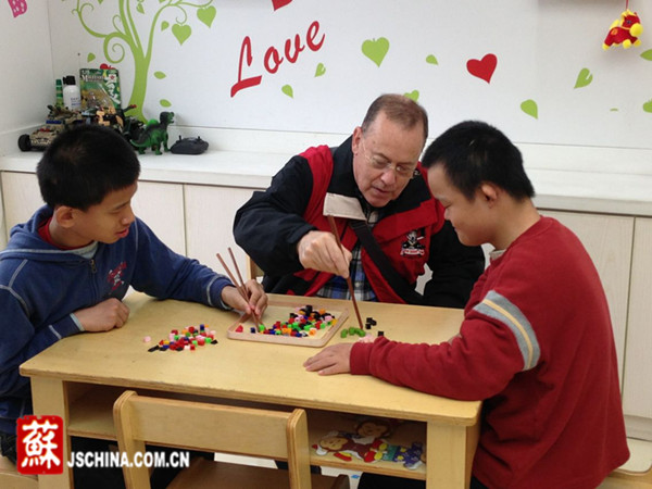 义务教英语乐做志愿者 无锡有位年逾花甲的洋