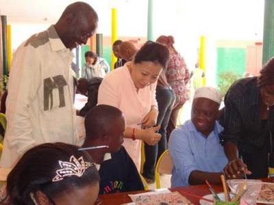 驻塞内加尔大使夫人刘红应邀参观智障儿童教育