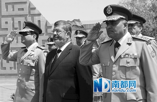 塞西行事低调,受穆尔西(右)信任并获提拔。