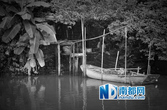 港口人家的船静静地停泊在那里，倾听岁月的风声。