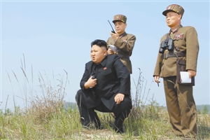 金正恩蹲草丛指导<em>女兵</em>发射火箭弹(图)|<em>女兵</em>|炮兵