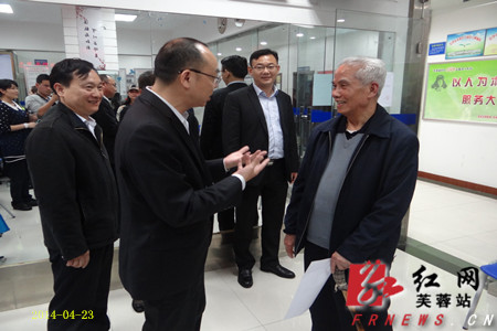 长沙市芙蓉区委书记梁仲,区人大主任罗树林与大家围坐一起,交流读书