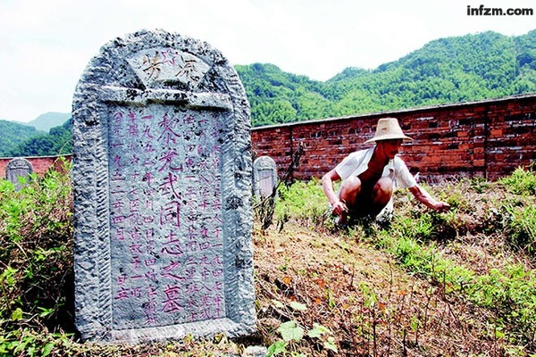 只为了能给每个死难者的坟头上掬一把土