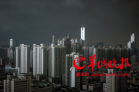 　　周巍 摄 昨日上午11时许，羊城上空乌云压城