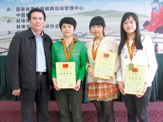 从左至右:主教练吕钦,队员陈幸琳,陈丽淳,时凤兰 葛万里 摄