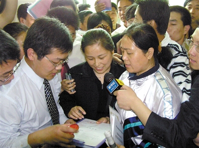 2004年4月14日,“李真案涉案物品”开拍,其中“李真之印”以十六万五千元价格拍出。中新社发