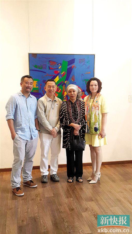 ■画家雪里花(右二)和何世荣(右三)在画展开幕式上。