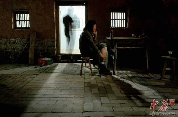 夜来临,老村落一片寂静,艺术家的小院子的地板上依然铺着灯影。在时光慢慢流淌中,空气中飘动着梦想。