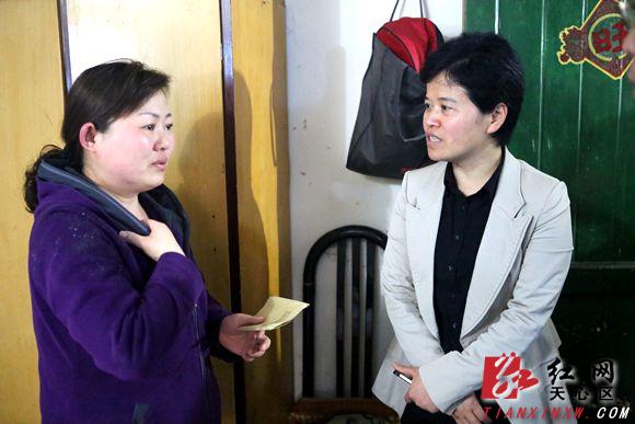 (李曦看望涂新社区困难户)