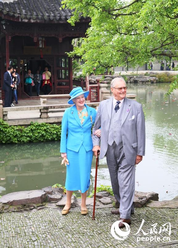 丹麦女王玛格丽特二世和亨里克亲王在拙政园参观。（摄影：彭忠民）