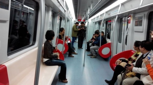 很多市民很早就来乘坐地铁 记者 赵岗 摄