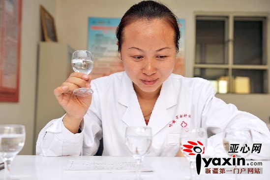 陈艳梅正在对品尝过的白酒进行评定