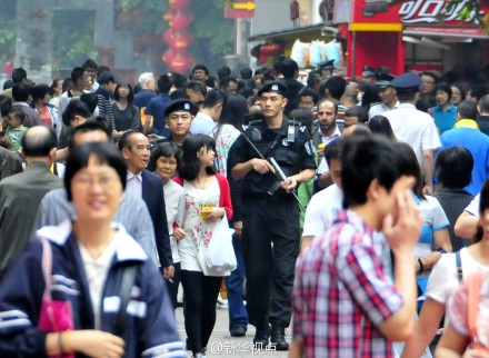 广州三千多名持枪警察巡街（黄国保摄）