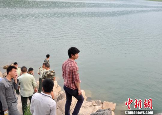 高清图—4名特警擅自前往四川广安华蓥天池湖游泳溺水失踪