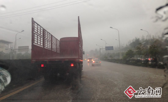 一天几场雷阵雨 昆明昨天降温10℃|中雨|小到中