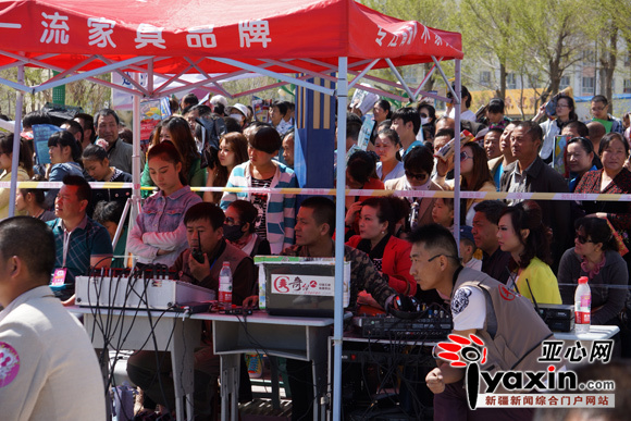 11活动现场幕后工作团队 亚心网记者 曹馨月摄影