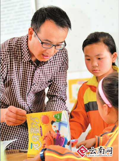 老师来到“七彩小屋”