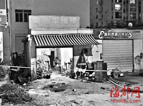 就在这家修车店里，女子被发现喉咙割破，气绝多时