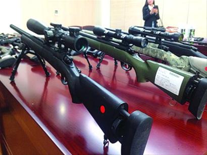 上海警方捣毁非法仿真枪交易平台 缴获100余支仿真枪