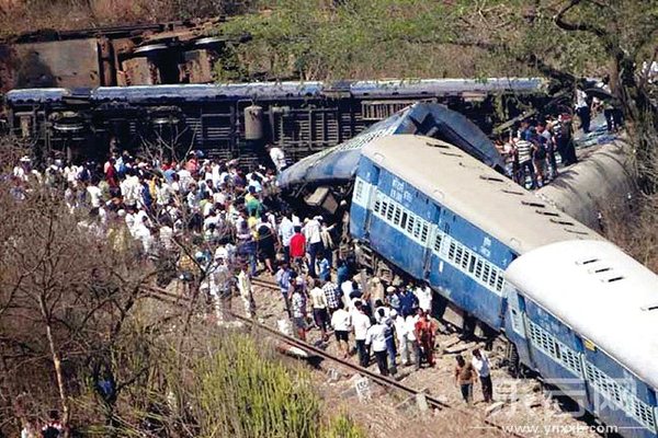 印度列车脱轨死伤百余人